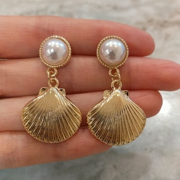 14K Gold Plated Sea Shell Pearl Earrings - Picture 1 of 4